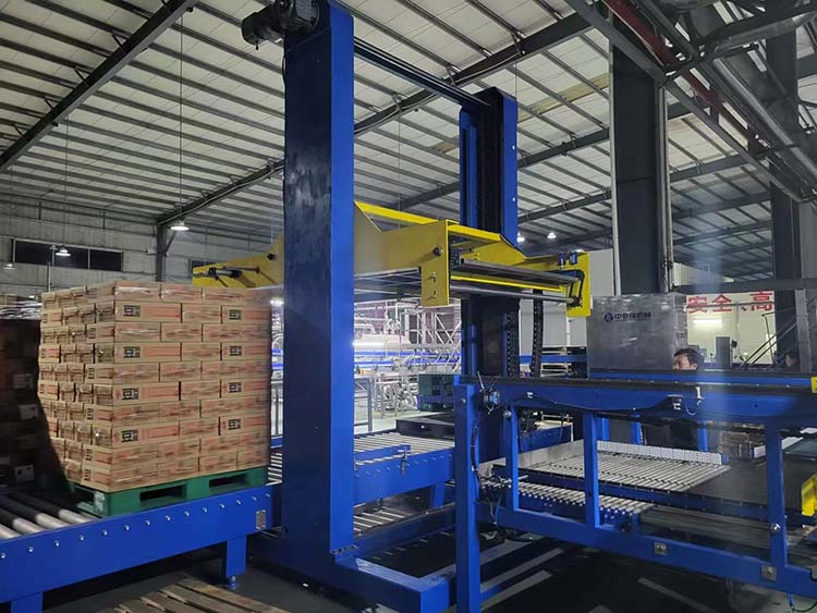 紙箱龍門(mén)架碼垛機(jī) 大型日化生產(chǎn)線搬運(yùn)碼垛設(shè)備
