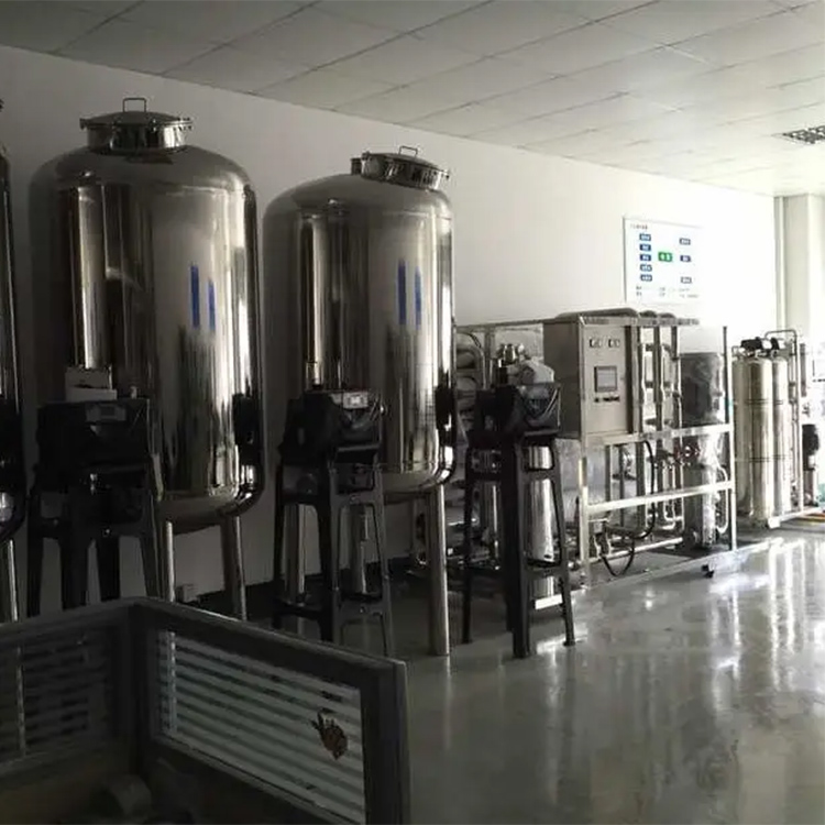 洗滌劑生產(chǎn)過程中日化攪拌罐是怎么操作使用的